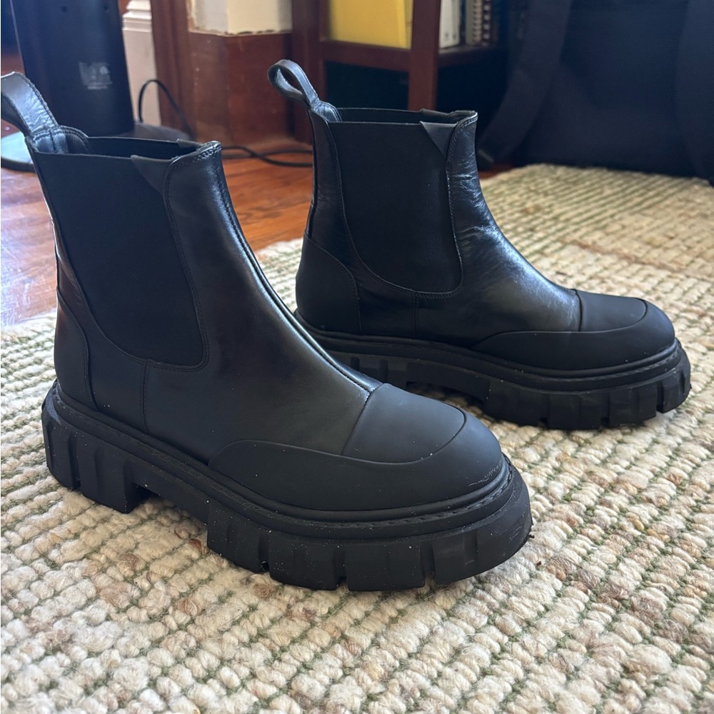 La CANADIENNE Black chunky boots